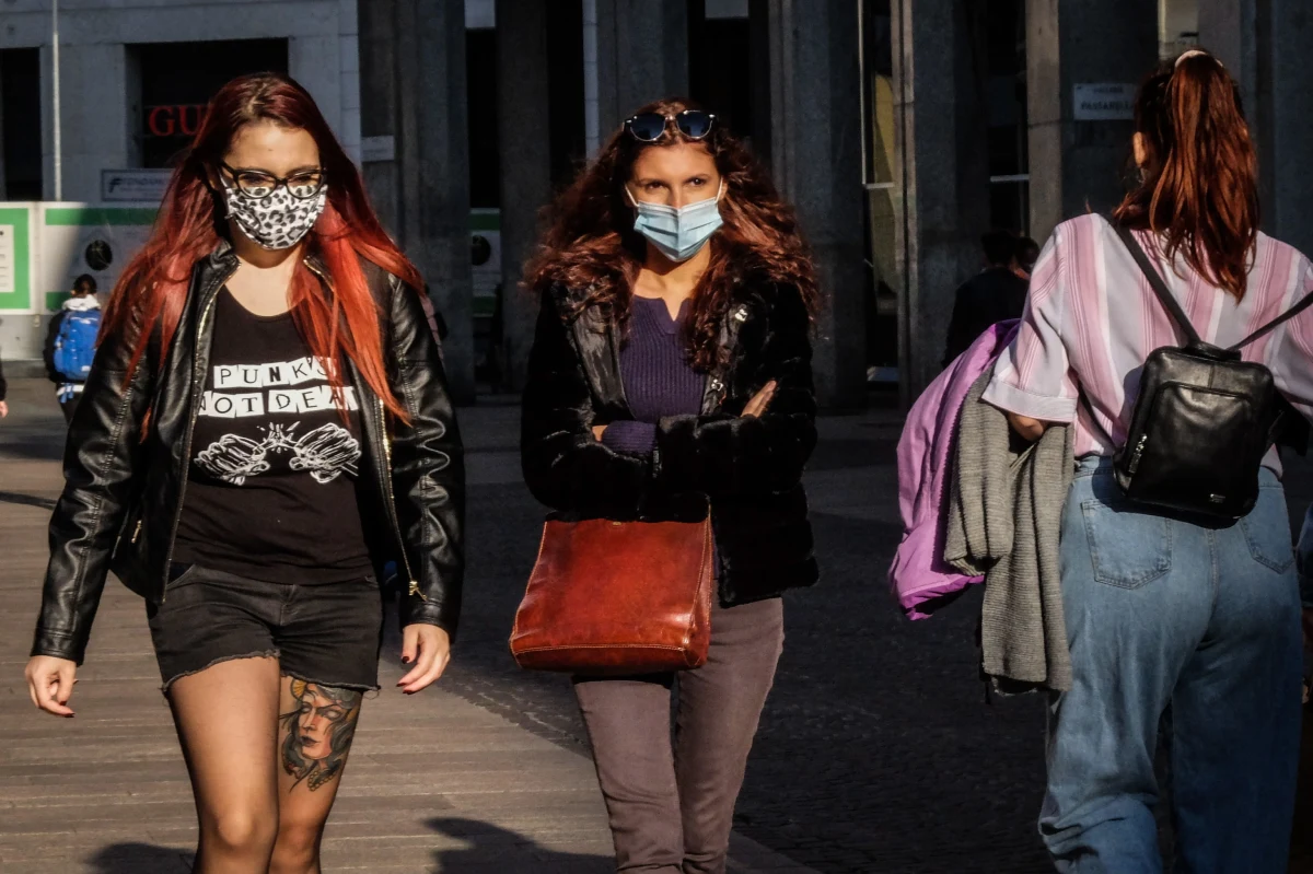 Nie panikujmy, ale bezwzględnie stosujmy się do obostrzeń, które mają zahamować wzrost liczby zakażonych - powiedział prof. Paweł Ptaszyński z Centralnego Szpitala Klinicznego Uniwersytetu Medycznego w Łodzi. Na efekty zaleceń trzeba będzie poczekać kilka najbliższych dni - dodał.