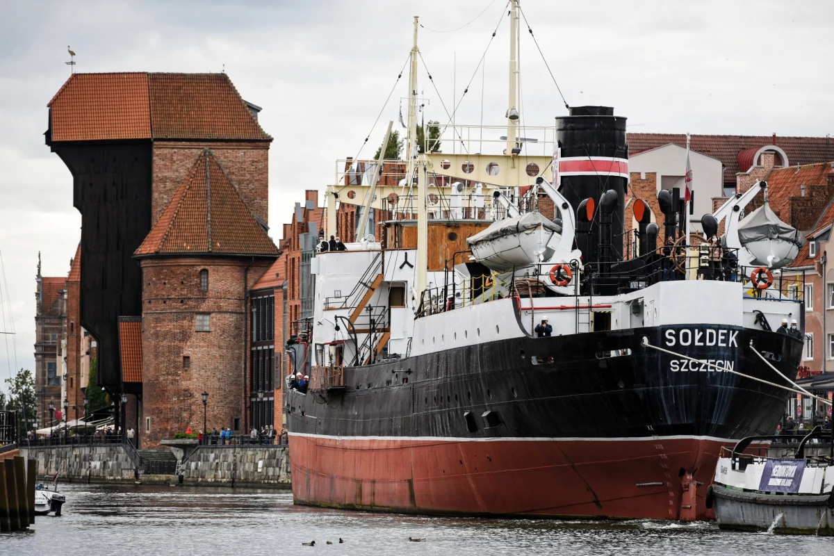 Statek "Sołdek", należący do Narodowego Muzeum Morskiego w Gdańsku, został odholowany na remont do Gdańskiej Stoczni "Remontowej" im. J. Piłsudskiego. Po modernizacji na jednostce powstanie nowa wystawa, która ma być otwarta we wrześniu przyszłego roku.