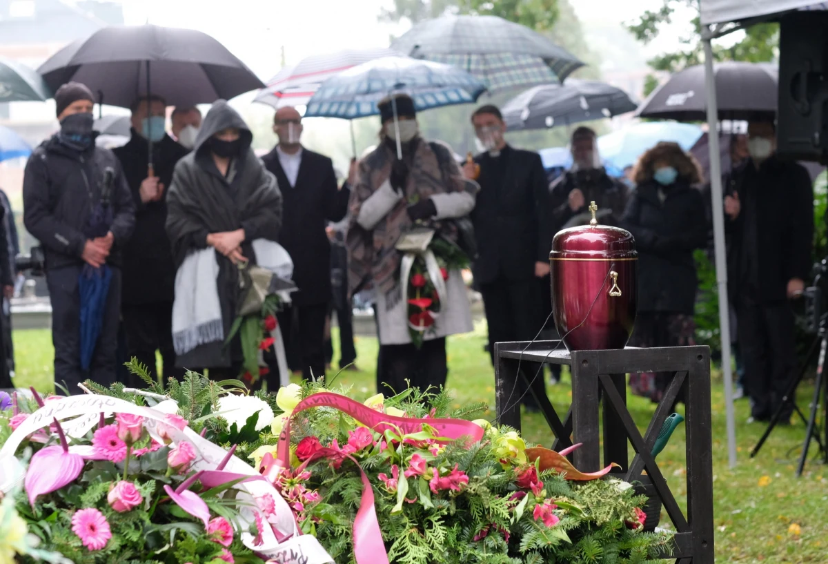 Bp Jan Szarek, były zwierzchnik Kościoła Ewangelicko-Augsburskiego w Polsce i były prezes Polskiej Rady Ekumenicznej, spoczął w sobotę na cmentarzu ewangelickim w Bielsku-Białej. Duchowny zmarł 8 października w Cieszynie w wieku 84 lat. Był chory na Covid-19.