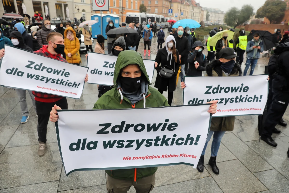 Kilkaset osób wzięło udział w proteście branży fitness w Warszawie. Uczestnicy demonstracji nie zgadzają się z ostatnimi decyzjami rządu, nakazującymi zamknięcie m.in. klubów fitness oraz siłowni w związku z rosnącą liczbą przypadków zakażenia koronawirusem w Polsce. 