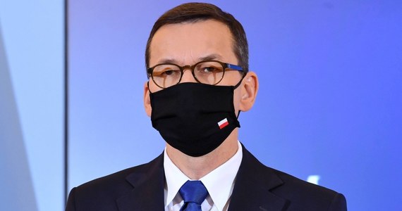 Nie poszliśmy błędną drogą budowania tzw. zbiorowej odporności; nie idziemy też drogą państw, które kolejny raz wprowadzają całkowity lockdown. Idziemy drogą środka, ale zahamowanie zachorowań jest w naszych rękach - podkreślił w sobotę premier Mateusz Morawiecki.