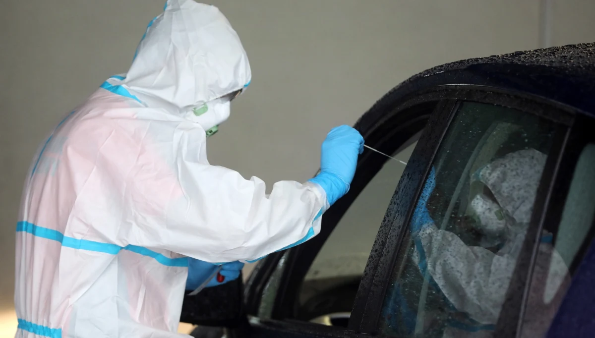 Osoby mające objawy infekcji m.in: gorączkę, kaszel, duszności bądź te, które straciły węch lub smak, i podejrzewają u siebie zakażenie wirusem SARS-CoV-2, powinny pozostać w domu i umówić telefonicznie termin teleporady lub porady u lekarza Państwowej Opieki Zdrowotnej - podał w sobotę Główny Inspektor Sanitarny.