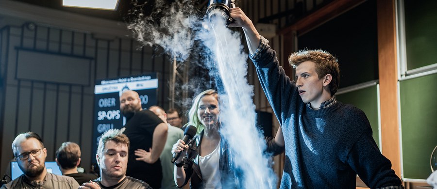 Co czwarte miejsce zajęte, maseczki i dezynfecja. W takich warunkach pracują kina i teatry w całej Polsce. W najbliższym tygodniu Opera Krakowska planuje premierę "Orfeusza w piekle", a nowohucka Łaźnia Nowa spektakl o Lemie. Do kin ma trafić film "Polot". 