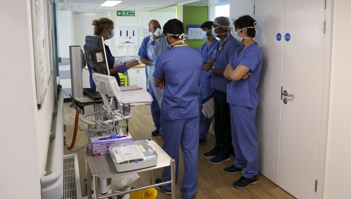 Szpitale w Birmingham, drugim pod względem populacji mieście Wielkiej Brytanii, znajdują się w punkcie krytycznym z powodu liczby chorych z koronawirusem i przestaną przyjmować innych pacjentów, jeśli nie są przypadkami pilnymi - ostrzegły tamtejsze władze medyczne.