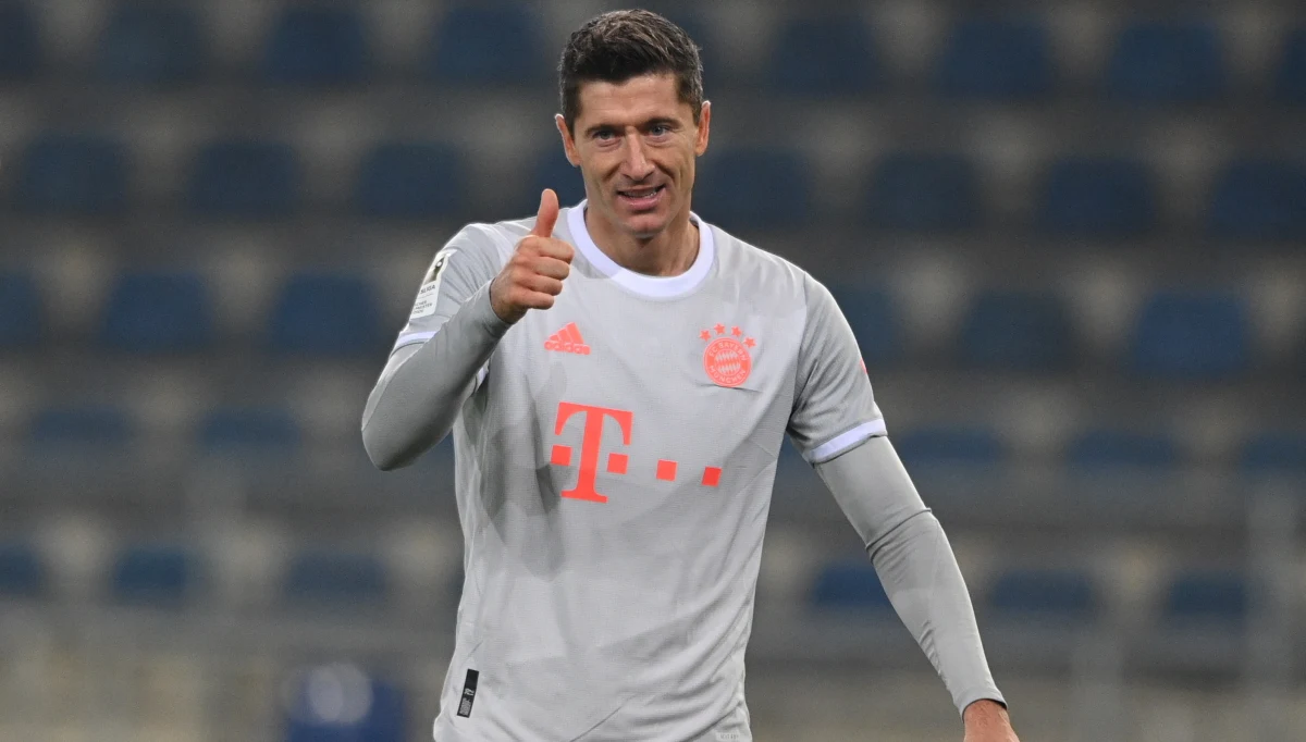 ​Robert Lewandowski zdobył dwie bramki dla Bayernu Monachium w wygranym 4:1 na wyjeździe meczu z Arminią Bielefeld w 4. kolejce niemieckiej ekstraklasy. Polski piłkarz, który zaliczył też asystę, awansował z siedmioma golami na pozycję lidera klasyfikacji strzelców Bundesligi.