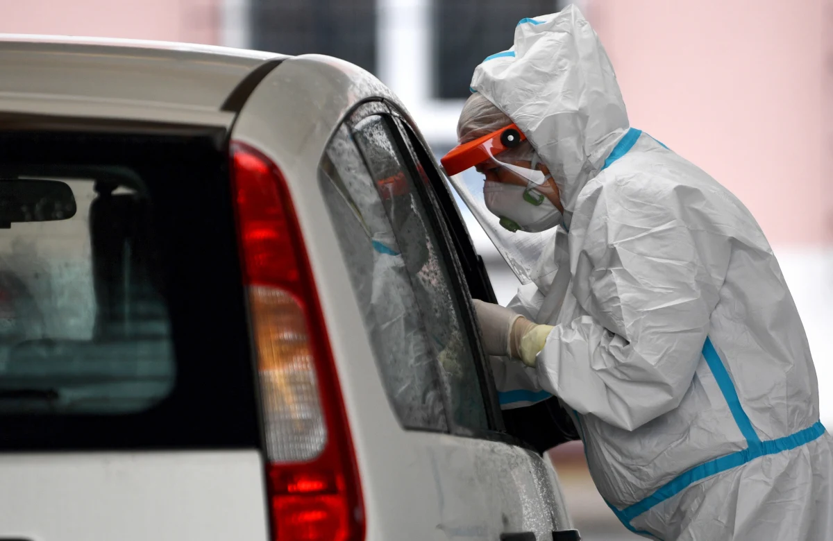 W literaturze medycznej opisano kilka przypadków ponownej infekcji wirusem SARS-CoV-2. Nie stanowią one jednak obecnie istotnego problemu z epidemiologicznego punktu widzenia - mówi prof. Robert Flisiak. Ostatni przypadek reinfekcji wirusem SARS-CoV-2 został opisany na łamach tygodnika "Lancet" 12 października. 