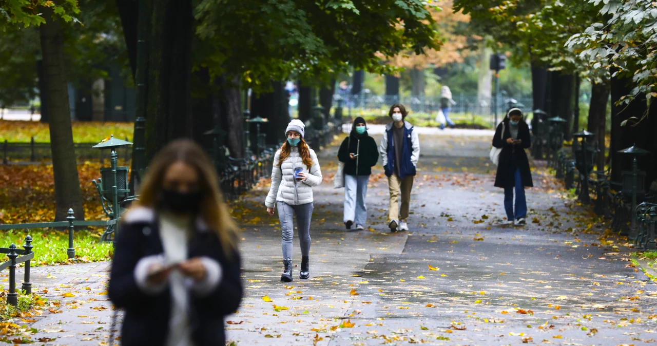 Przechodnie w maseczkach na krakowskich Plantach