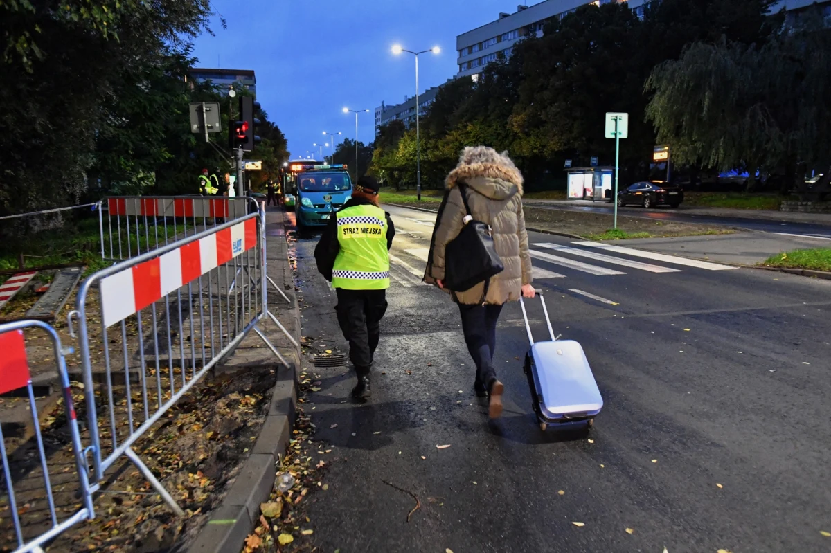 O godz. 7 rozpoczęła się ewakuacja mieszkańców części osiedla Kaliny w Szczecinie. Miało to związek z akcją usuwania potencjalnie niebezpiecznego obiektu znalezionego podczas prac budowlanych. Akcja saperów chemików zaplanowana została na godz. 9. Przed godziną 12:00 reporterka RMF FM Aneta Łuczkowska poinformowała, że niewybuch został wydobyty. Potwierdziły się przypuszczenia - to fosforowa bomba zapalająca.