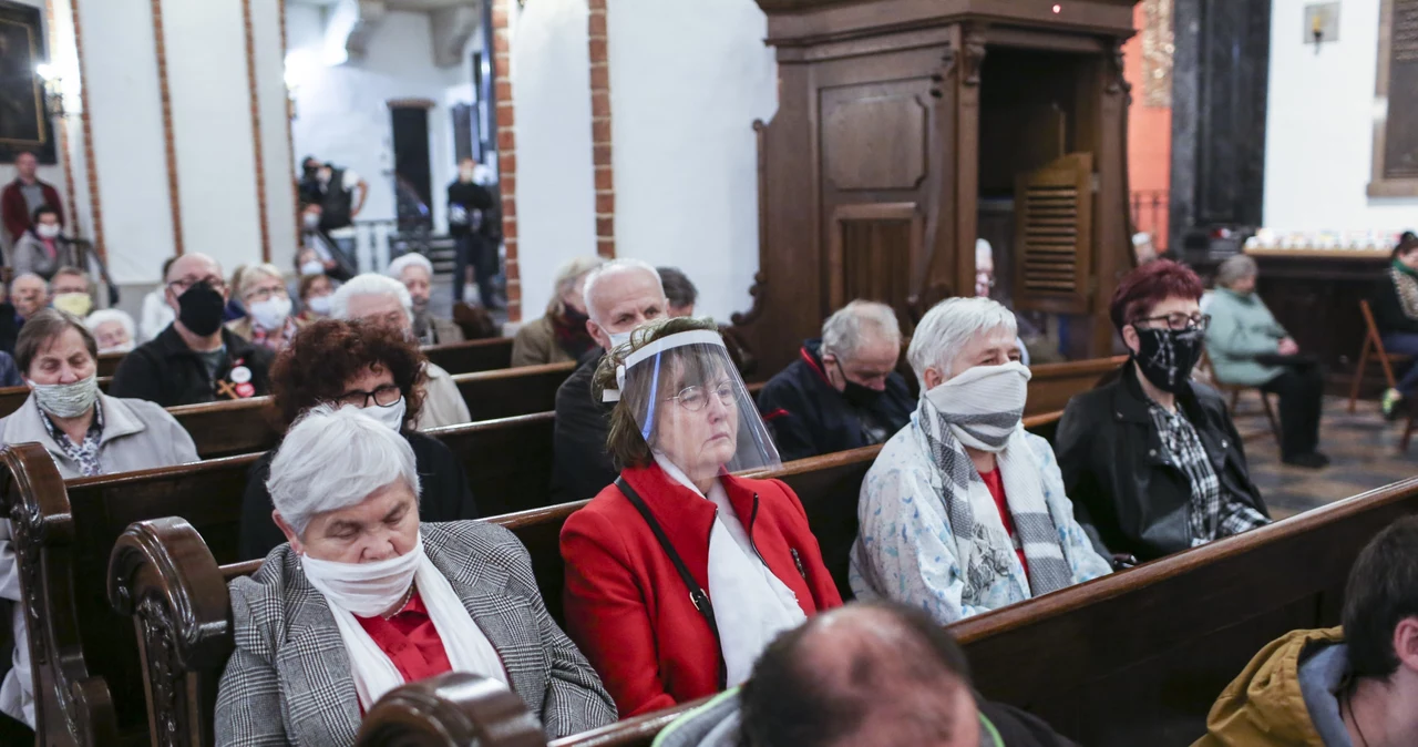 Kolejni biskupi udzielają dyspensy od uczestnictwa w niedzielnych mszach świętych w związku z epidemią