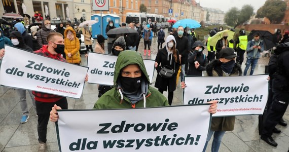 Bardzo wysokie przyrosty liczby zakażeń koronawirusem oraz ogólnopolskie restrykcje sanitarne. Te tematy zdominują nadchodzący tydzień w polityce - tak przewiduje nasz dziennikarz Michał Dobrołowicz. 