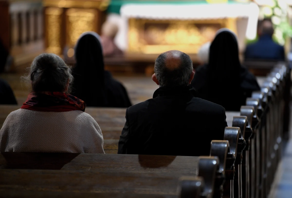 Proboszcz jednej z parafii ks. Franciszek P. został obwiniony o to, że w kościele na mszy świętej w maju jednocześnie przebywało więcej osób, niż wówczas dopuszczały przepisy dotyczące epidemii. W poniedziałek przed Sądem Rejonowym w Leżajsku (Podkarpackie) ma się rozpocząć proces księdza.