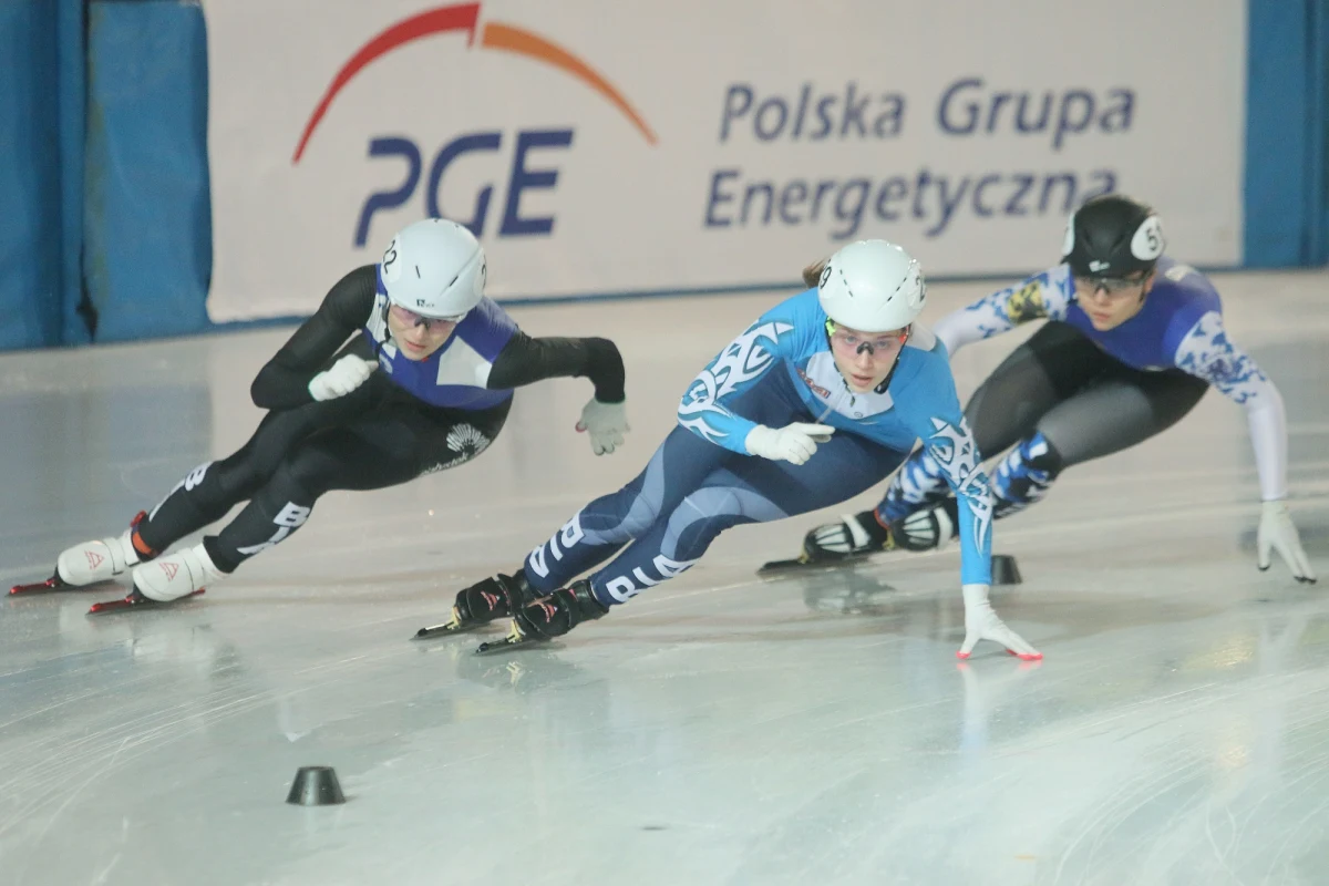 Natalia Maliszewska i Rafał Anikiej, oboje z Juvenii Białystok, wygrali klasyfikację wielobojową Mistrzostw Polski w short tracku, które w niedzielę zakończyły się na lodowisku w białostockim Zwierzyńcu. Oboje do złotych medali zdobytych w sobotę, w ostatnim dniu zawodów dołożyli kolejne.