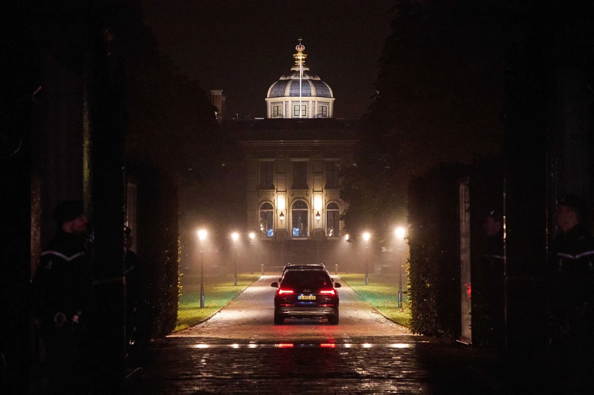 Król Willem-Alexander i jego żona Maxima znaleźli się w ogniu krytyki po tym, jak w piątek udali się na wakacje do Grecji. Holendrom nie spodobało się, że kiedy oni muszą dostosować swoje życie do reżimu sanitarnego, koronowane głowy opuszczają zmagający się z epidemią kraj. To sprawiło, że rodzina królewska skróciła swój pobyt w Grecji do… jednego dnia.