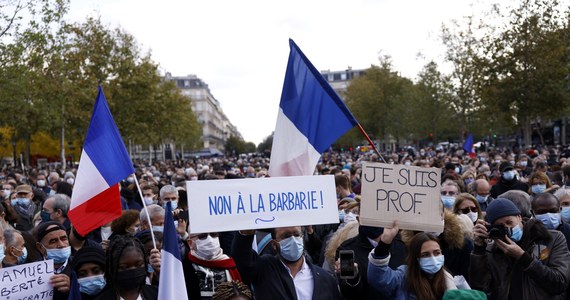 Fala demonstracji przeciwko muzułmańskiemu ekstremizmowi we Francji. Na ulice wyszli mieszkańcy Paryża i wielu innych miast kraju, by wyrazić oburzenie po bestialskim ataku islamskiego terrorysty na nauczyciela jednej z podparyskich szkół podstawowych, który pokazał uczniom karykatury Mahometa. Napastnik odciął mu za to głowę.