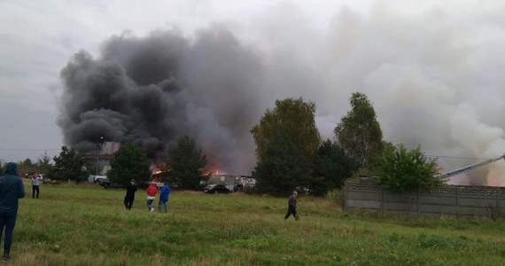 Duży pożar wybuchł w niedzielę w Mysłowicach na Śląsku. Ogień pojawił się w budynku dawnej fermy, w którym mieścił się warsztat samochodowy. Późnym wieczorem pożar został opanowany.