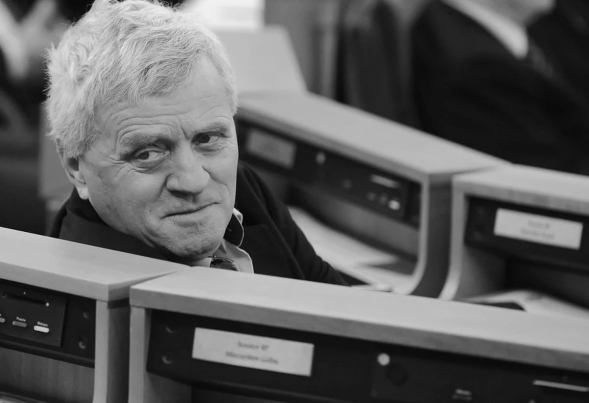 Nie żyje były senator Prawa i Sprawiedliwości Stanisław Kogut. Jak dowiedzieli się reporterzy RMF FM, zmarł w szpitalu w małopolskich Gorlicach. Był zakażony koronawirusem.