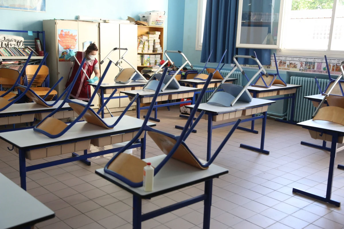 Większość uczniów liceów i techników zostaje od poniedziałku w domach: w ramach walki z pandemią koronawirusa zmieniają się zasady pracy szkół średnich i wyższych. Od poniedziałku szkoły ponadpodstawowe w strefie czerwonej będą uczyć wyłącznie zdalnie, zaś te w strefie żółtej pracować będą w systemie mieszanym: połowa uczniów będzie uczyć się zdalnie, a połowa stacjonarnie.