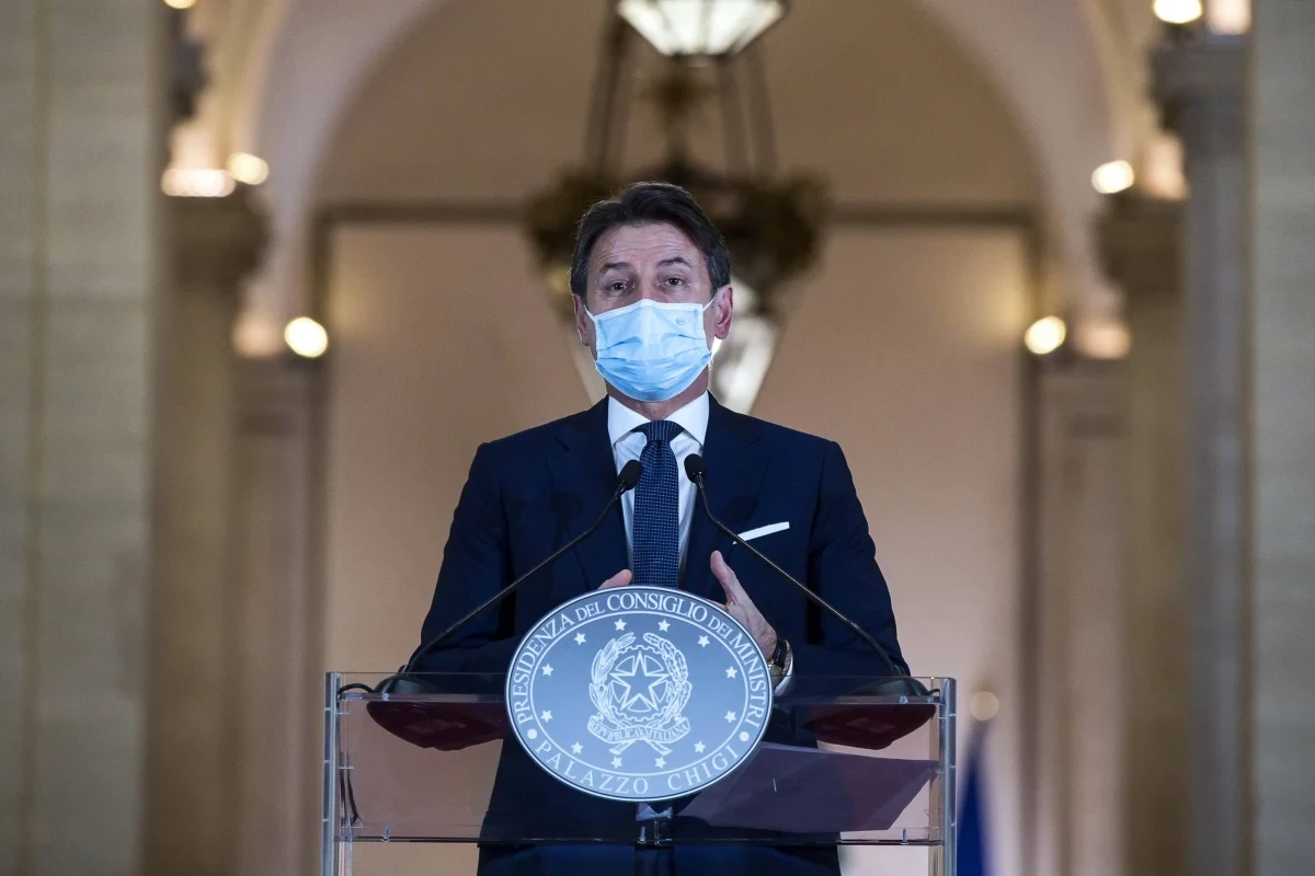 Przy stole w restauracji nie może siedzieć więcej niż sześć osób, siłownie mają tydzień na wprowadzenie kroków bezpieczeństwa sanitarnego - to postanowienia z nowego dekretu rządu Włoch, przedstawionego w niedzielę wieczorem przez premiera Giuseppe Contego. "Sytuacja jest krytyczna, ale rząd jest" - mówił Conte na konferencji prasowej w Rzymie i apelował do obywateli o przestrzeganie reguł.