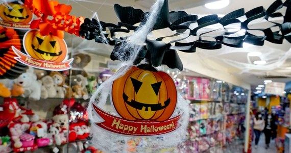 "Halloween to idiotyzm", "podczas gdy my liczymy łóżka w szpitalach dla chorych na Covid-19, są kretyni, którzy szykują się do obchodów"- tak szef władz włoskiego regionu Kampania Vincenzo De Luca wytłumaczył swą decyzję o zakazie zabaw w nocy 31 października.