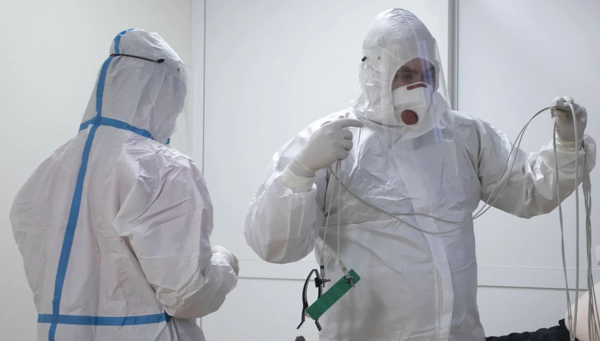 Będą specjalne dodatki dla lekarzy walczących z koronawirusem. Ale ci uchylający się od pracy lub uciekający na zwolnienia muszą się liczyć z kontrolami - pisze "Dziennik Gazeta Prawna", informując o założeniach projektu ustawy, nad którym pracuje rząd. 