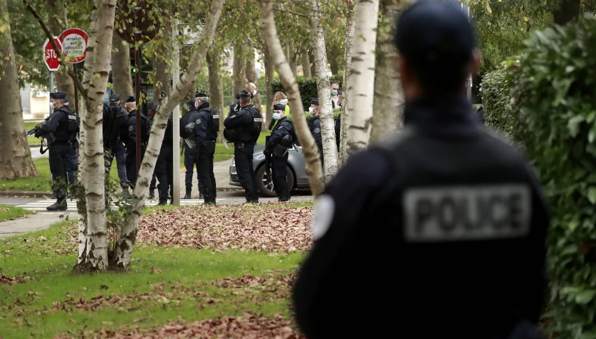 We Francji trwają operacje policji w ramach walki z islamizmem przeciwko "kilkudziesięciu osobnikom" w związku z dekapitacją w zeszłym tygodniu nauczyciela przez podejrzanego islamistę - powiedział w poniedziałek w radiu Europe 1 szef MSW Gerald Darmanin.