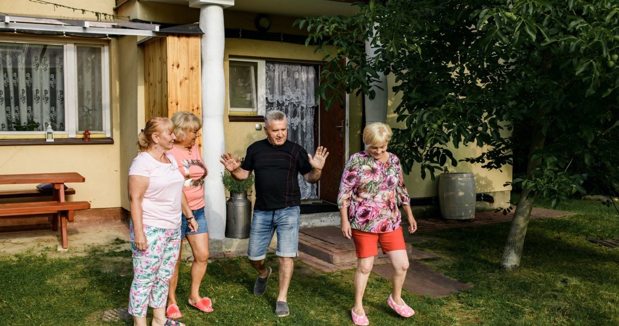 ​Trwa siódma edycja programu "Rolnik szuka żony", uczestniczki i uczestnicy dopiero co się poznają, a już Marta Manowska ogłosiła nabór do ósmego sezonu popularnej produkcji TVP. Jak wyglądał pierwszy dzień na gospodarstwie? Tego widzowie dowiedzieli się w piątym odcinku.