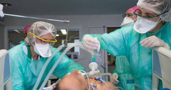 "Mamy znaczą grupę chorych, których do tej pory nie dotyczyły żadne udokumentowane choroby. Mamy co raz więcej takich osób jak ratownicy górscy, ludzie uprawiający ultramaratony" – mówi dr Wojciech Serednicki, konsultant wojewody małopolskiego ds. intensywnej terapii. W rozmowie z RMF FM przyznaje, że choć polski system ochrony zdrowia jest profesjonalny, to wszyscy są też bardzo zmęczeni i bardzo napięci. Pytany o to, czy na Tauron Arenie w Krakowie powstanie szpital polowy, dr Serednicki odpowiada, że decyzja należy do wojewody, ale "musimy przygotować się na scenariusze najbardziej pesymistyczne". Podkreśla, jak ważne jest, by społeczeństwo zdało sobie sprawę z zagrożenia, jakie niesie ze sobą epidemia koronawirusa. "Żadna metoda lockdownu w bogatych krajach nie okazała się metodą zdecydowanie lepszą. Każda ma swoje plusy i minusy. Jako lekarz chciałbym, żeby wszyscy siedzieli w domach, ale to nie jest możliwe" – przyznał. 