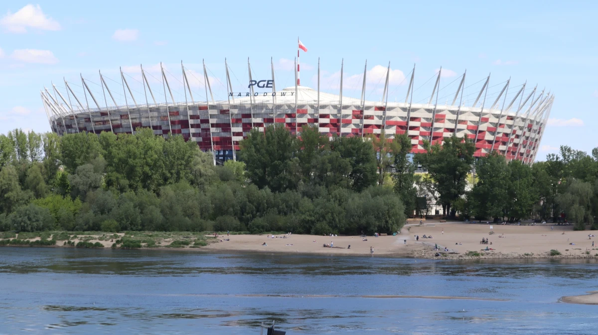 Na Stadionie Narodowym w Warszawie powstaje tymczasowy szpital z 500 łóżkami dla pacjentów zakażonych koronawirusem - i możliwością rozbudowy do tysiąca miejsc. Obiekt na Narodowym nie będzie jedynym takim w kraju: w najbliższym czasie podobne szpitale mają organizować również wojewodowie w innych regionach. Reporterzy RMF FM dotarli do nieoficjalnych informacji o trzech potencjalnych lokalizacjach.
