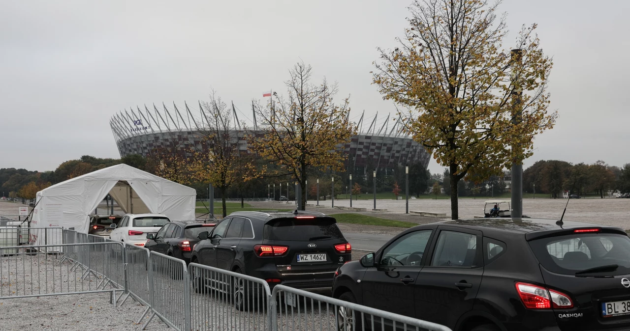 Mobilny punkt pobrań wymazów do testów na koronawirusa na błoniach PGE Stadionu Narodowego