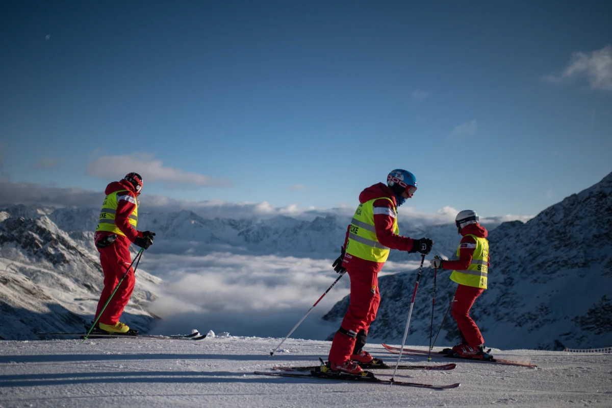 O sportowych emocjach i nie tylko... Z dystansem i przymrużeniem oka. 19 października mówimy o zimie, która na nartach dotarła do Soelden. O piłce nożnej, w ciepłej Hiszpanii i nie tylko. Powiemy też o nowych mistrzach koszykarskiej ligi NBA... Tomasz Staniszewski zaprasza. 