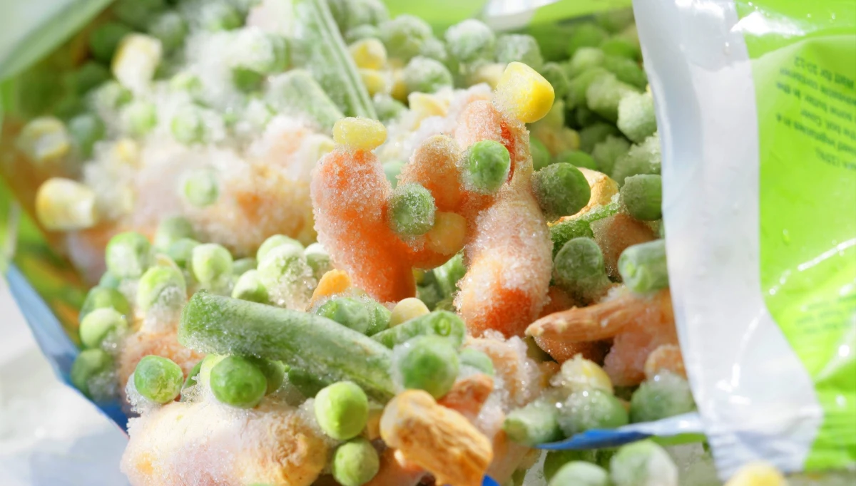 Chińskie Centrum Kontroli Chorób poinformowało, że na niektórych opakowaniach mrożonek po raz pierwszy wykryto żywe koronawirusy, które ewentualnie mogą wywołać zakażenie. Ryzyko dla konsumentów, jeśli w ogóle występuje, jest jednak minimalne. 