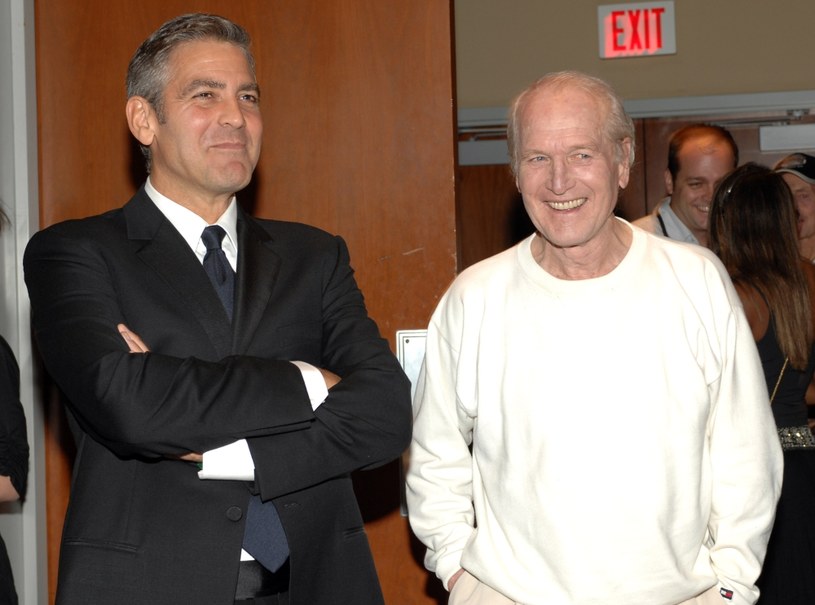 George Clooney w najnowszym wywiadzie wyjawił, że był blisko zagrania głównej roli w głośnym melodramacie "Pamiętnik". W starszą wersję jego bohatera wcielić się miał Paul Newman. Clooney zrezygnował jednak z udziału w projekcie, bo onieśmieliła go aparycja starszego kolegi po fachu. "To jeden z najprzystojniejszych facetów, jakich kiedykolwiek widziałem" - przyznaje Clooney.
