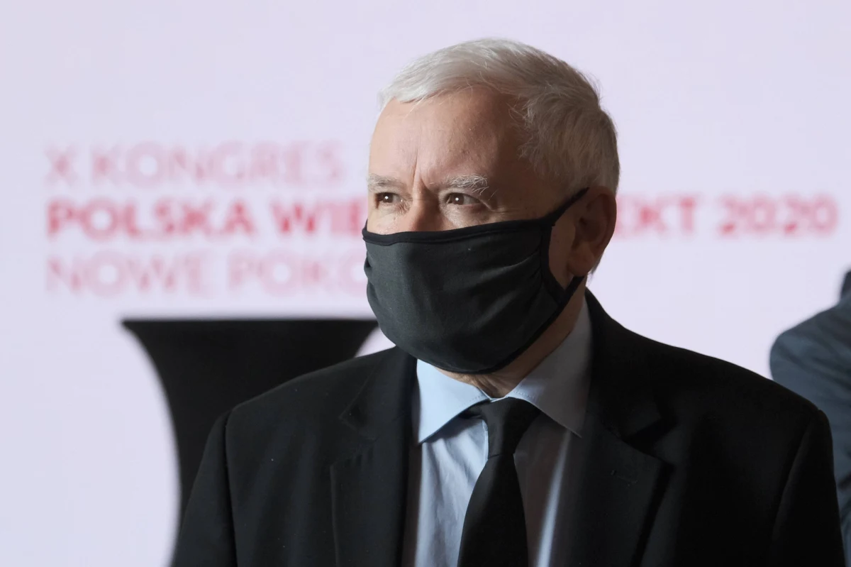 Jarosław Kaczyński miał styczność z osobą zarażoną koronawirusem. Prezes Prawa i Sprawiedliwości zgodnie z zaleceniami sanepidu udał się na kwarantannę. Informację potwierdził poseł PiS Radosław Fogiel. "Pan Prezes czuje się dobrze, swoje obowiązki w miarę dostępnych możliwości będzie realizował z domu" - napisał na Twitterze polityk. 
