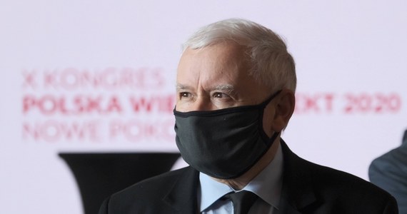 Jarosław Kaczyński miał styczność z osobą zarażoną koronawirusem. Prezes Prawa i Sprawiedliwości zgodnie z zaleceniami sanepidu udał się na kwarantannę. Informację potwierdził poseł PiS Radosław Fogiel. "Pan Prezes czuje się dobrze, swoje obowiązki w miarę dostępnych możliwości będzie realizował z domu" - napisał na Twitterze polityk. 