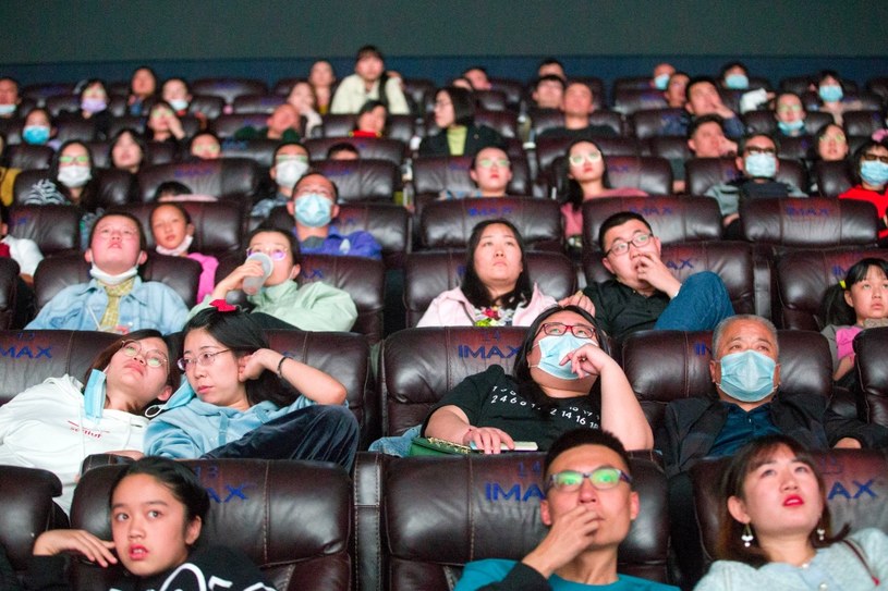 Do tej pory chiński rynek kinowy plasował się na drugim miejscu na świecie pod względem wielkości. I wydawało się, że nie ma szans na pokonanie rynku północnoamerykańskiego (Stany Zjednoczone, Kanada). Pandemia COVID-19 i zamknięta z jej powodu większość amerykańskich kin sprawiła, że w niedzielę 18 października Chiny wyprzedziły Amerykę Północną pod względem zysku ze sprzedanych biletów na seanse kinowe.