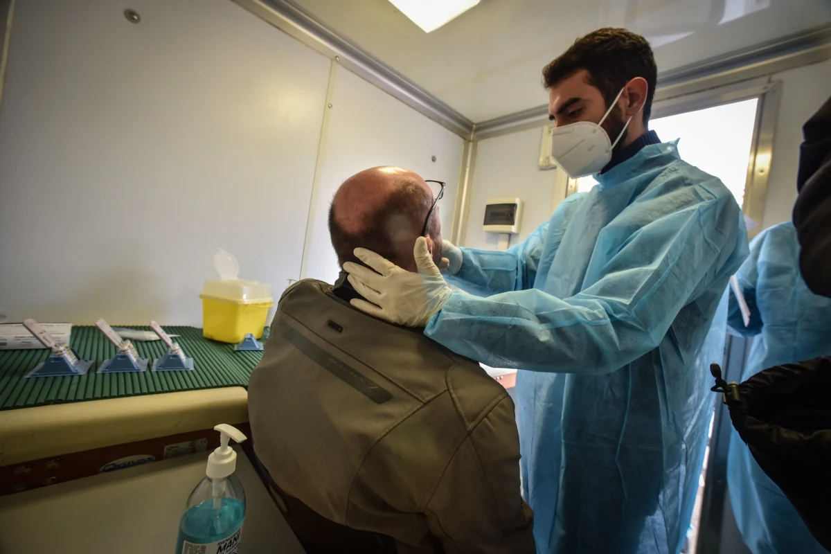 "Jeżeli w tym tempie będzie się zwiększała liczba zachorowań, to trzeba mieć świadomość, że w przyszły tydzień możemy wejść z liczbą 15-20 tysięcy zakażeń koronawirusem dziennie"  - zapowiedział podczas konferencji prasowej minister zdrowia Adam Niedzielski. Polityk zaapelował także o poważne traktowanie obostrzeń.