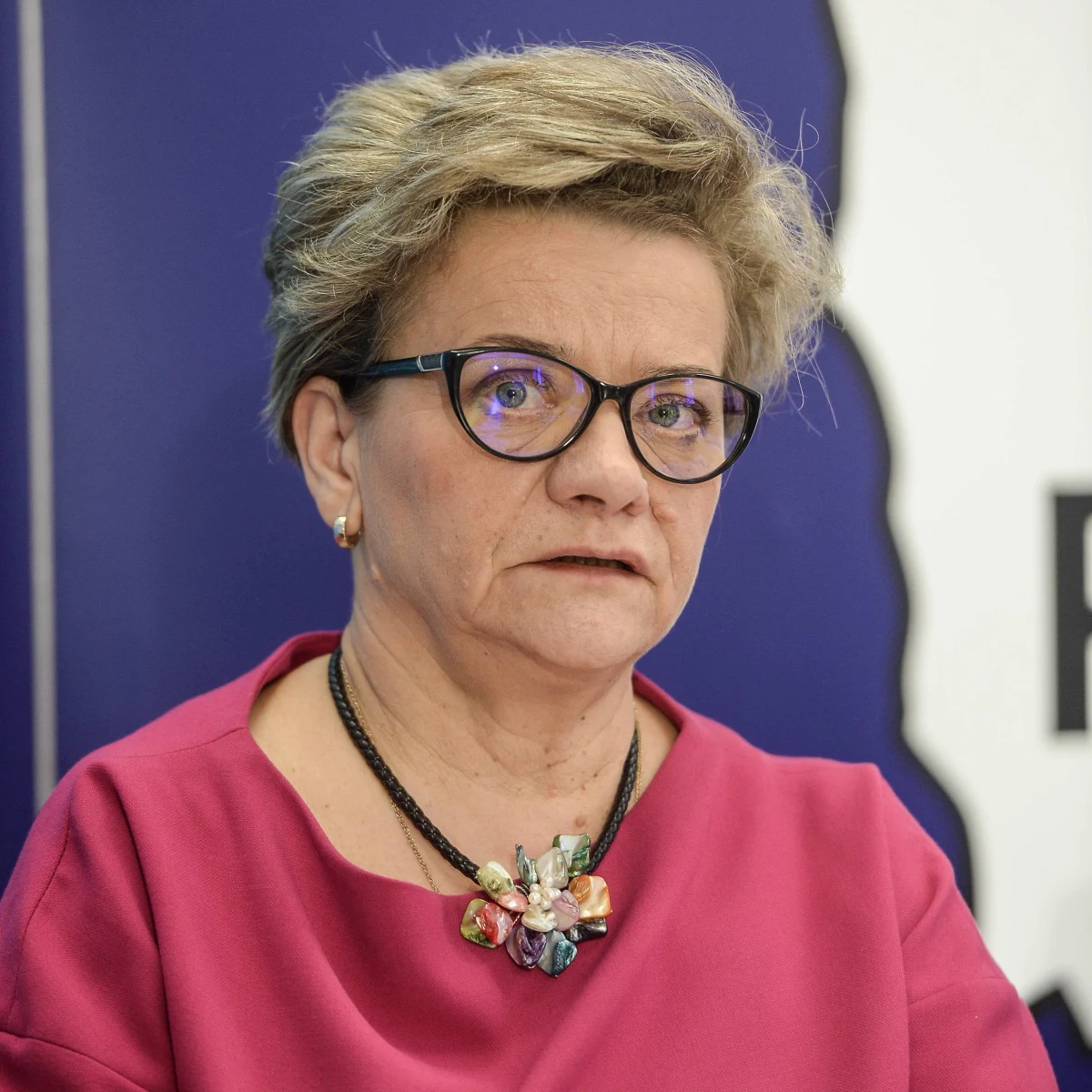 Marcin Zaborski dopytywał w Popołudniowej rozmowie w RMF FM przewodniczącą OZZPiP, czy nie znajda się takie pielęgniarki, które nie chcą pracować przy pacjentach zakażonych koronawirusem. Jak tłumaczyła Krystyna Ptok – wyboru nie ma. „Zostają wypisani pacjenci, którzy leczeni są w trybie normalnym i przekształcony zostaje oddział na covidowy. My nie mamy wyboru, czy chcemy, czy nie chcemy. Jesteśmy stawiani w sytuacji dokonanej”. W odpowiedzi przytoczyła również historię z jednego z polskich szpitali, gdzie dyrektor szpitala przeprowadził jednodniowe szkolenie z obsługi respiratora. Pielęgniarki zaś musiały podpisać dokument poświadczający, że szkolenie – które powinno trwać przynajmniej trzy tygodnie – przeszły.