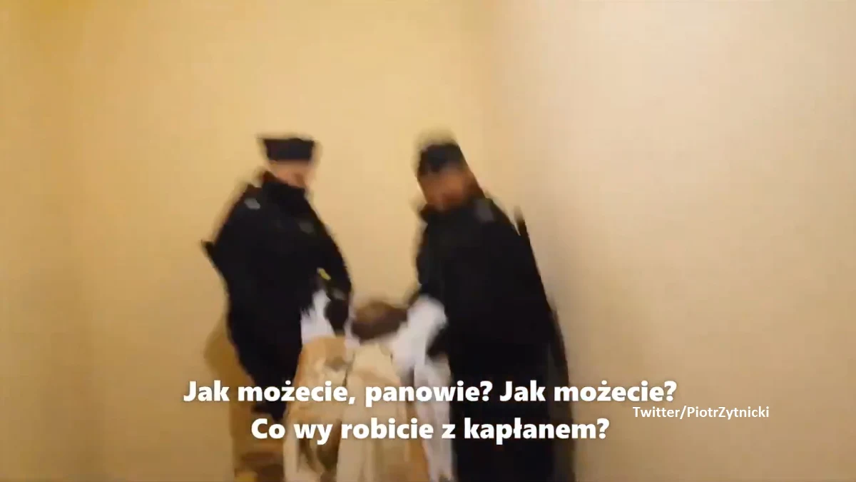 Awanturą zakończyła się interwencja policji w domu zakonnym salezjanów w Poznaniu. Mundurowi wynieśli z celi duchownego, który odprawiał nabożeństwo różańcowe. W trakcie modlitw nie przestrzegano obowiązku noszenia maseczek i wymaganego dystansu. Rzecznik Inspektorii Towarzystwa Salezjańskiego, komentując sprawę, podkreślił, że ksiądz, którego dotyczyła interwencja policji, od 2018 roku nie jest salezjaninem, bo w 2018 roku został wydalony ze zgromadzenia i "bezprawnie zamieszkuje na terenie domu zakonnego".