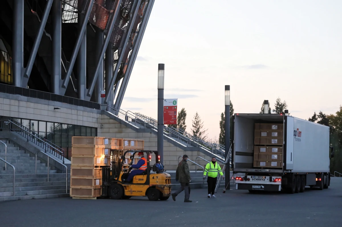 Chcemy, by szpital tymczasowy dla chorych na Covid-19 na PGE Stadionie Narodowym był gotowy do funkcjonowania jak najszybciej; to kwestia dni nie tygodni - zapewnił szef KPRM Michał Dworczyk. Zaznaczył, że "to nie jest szpital na teraz", bo służba zdrowia mimo trudności nadal działa.
