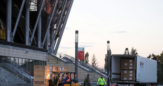 Chcemy, by szpital tymczasowy dla chorych na Covid-19 na PGE Stadionie Narodowym był gotowy do funkcjonowania jak najszybciej; to kwestia dni nie tygodni - zapewnił szef KPRM Michał Dworczyk. Zaznaczył, że "to nie jest szpital na teraz", bo służba zdrowia mimo trudności nadal działa.