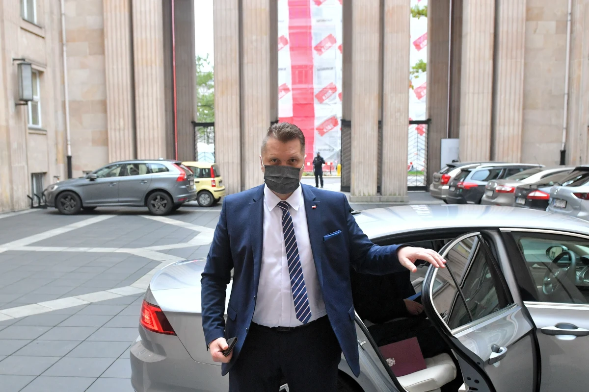 Pierwszą decyzja kadrową nowego ministra edukacji i nauki Przemysława Czarnka jest odwołanie dyrektor Departament Podręczników, Programów i Innowacji MEN - poinformował portal wPolityce.pl.