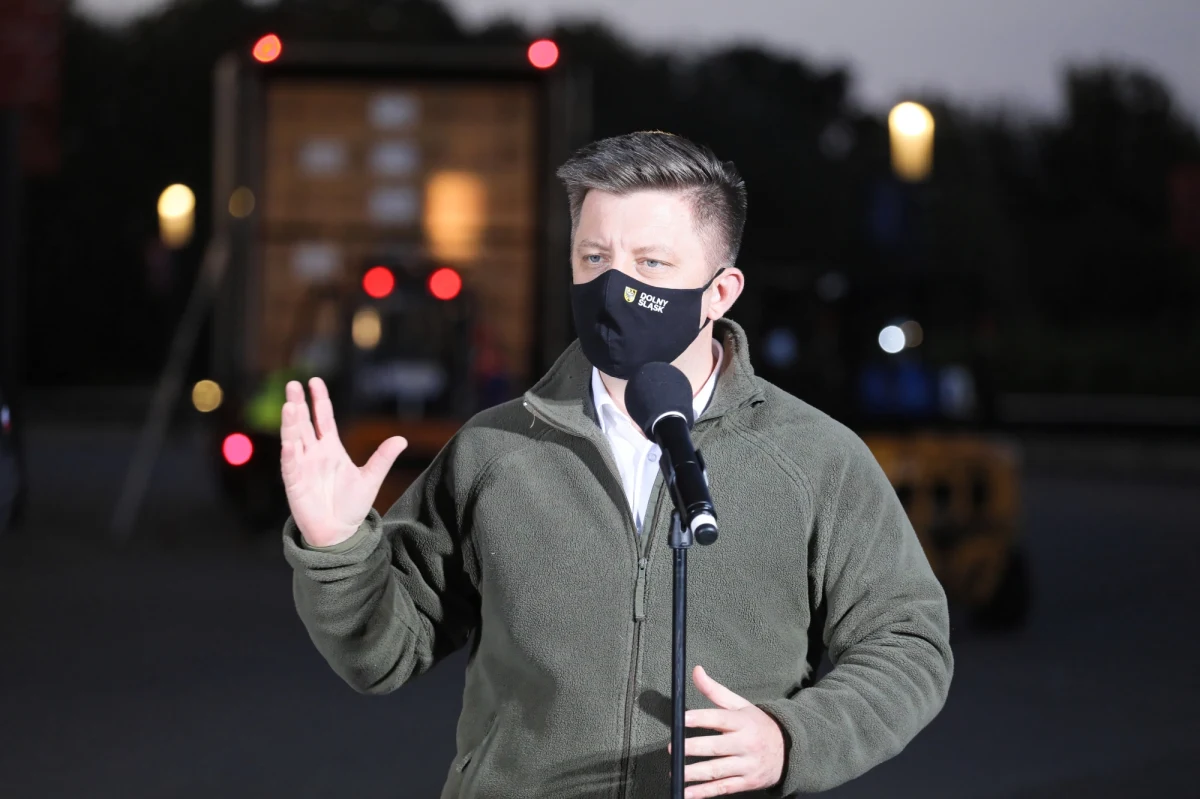 Dziś trudno jednoznacznie stwierdzać się, czy ponowny lockdown się wydarzy czy nie; sytuacja jest bardzo dynamiczna i musimy dostosowywać działania do jej rozwoju - mówił w TVN24 szef KPRM Michał Dworczyk. Dodał, że polityka rządu ma na celu ochronę życia i zdrowia Polaków, ale też gospodarki.