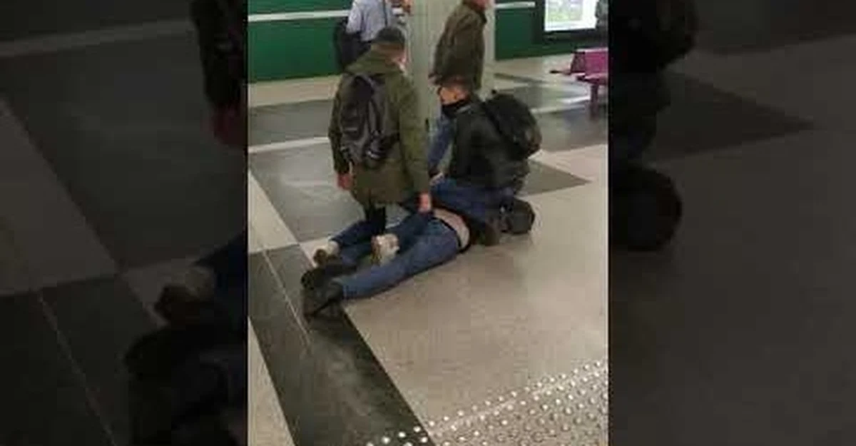 Mężczyzna, którego zatrzymano w warszawskim metrze, usłyszał zarzut naruszenia nietykalności funkcjonariusza. Pasażer był agresywny po tym, jak zwrócono mu uwagę na brak maseczki. Media obiegło nagranie z interwencji, jaką podjął wobec niego nieumundurowany policjant z innym pasażerem.