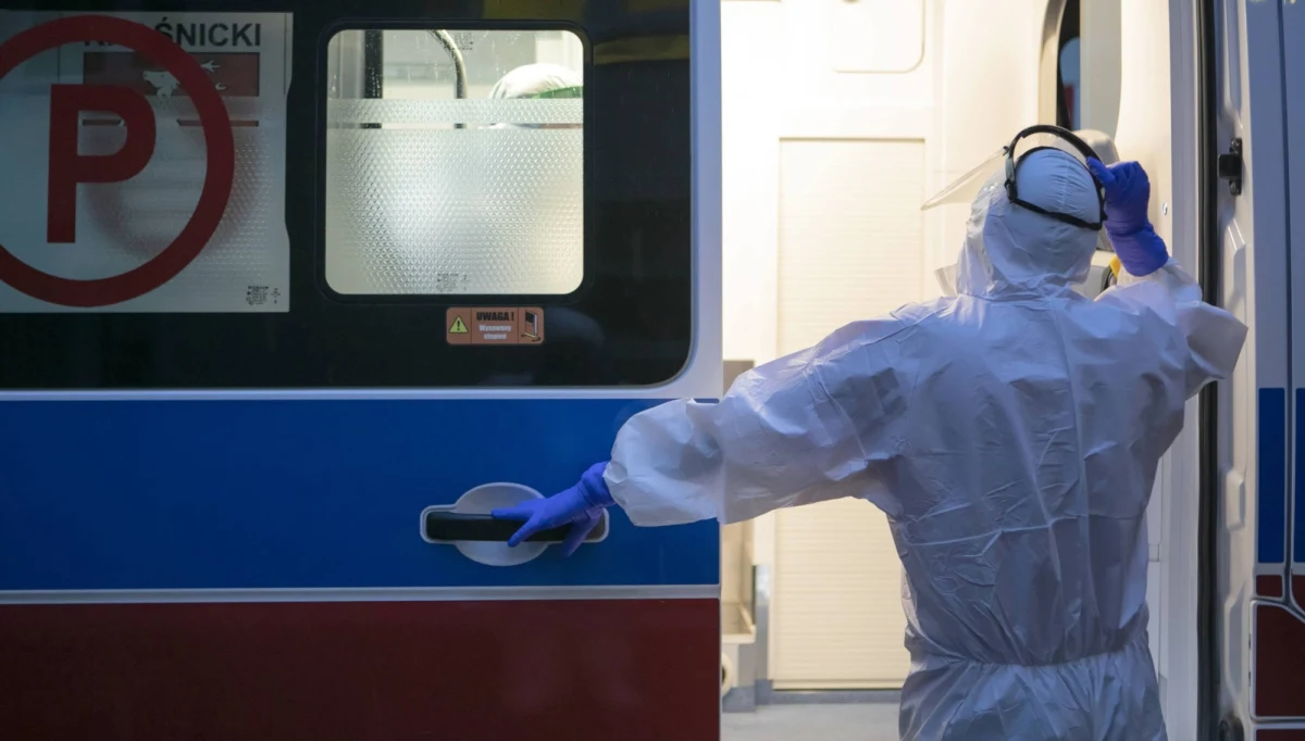 Łóżko nie wyleczy pacjenta, ludzie są podstawą, a tych brakuje - powiedziała PAP dr Lidia Stopyra, specjalistka chorób zakaźnych i pediatra. W jej opinii szpital tymczasowy bez personelu medycznego to fikcja. 