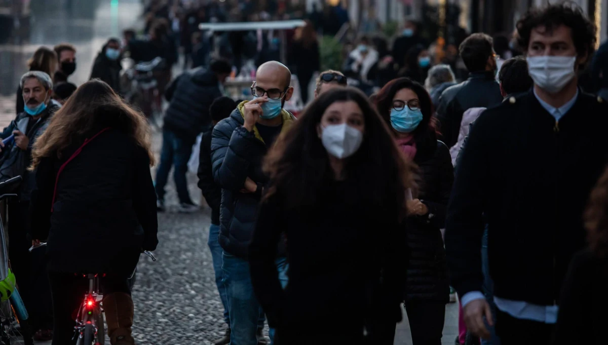 "Lombardia poddaje się i wywiesza białą flagę" - tak włoski dziennik "La Repubblica" komentuje wniosek władz tego regionu o wprowadzenie godziny policyjnej w związku z dużym wzrostem zakażeń. Według gazety podobną decyzję mogą podjąć inne regiony. 