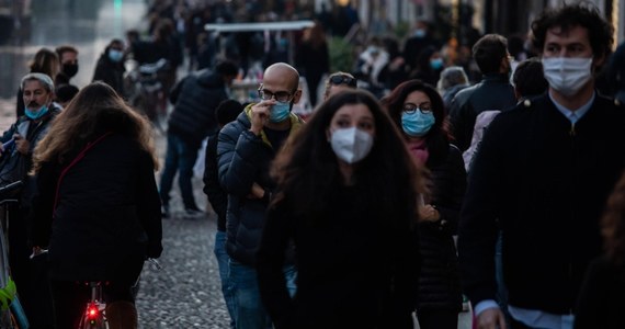 "Lombardia poddaje się i wywiesza białą flagę" - tak włoski dziennik "La Repubblica" komentuje wniosek władz tego regionu o wprowadzenie godziny policyjnej w związku z dużym wzrostem zakażeń. Według gazety podobną decyzję mogą podjąć inne regiony. 