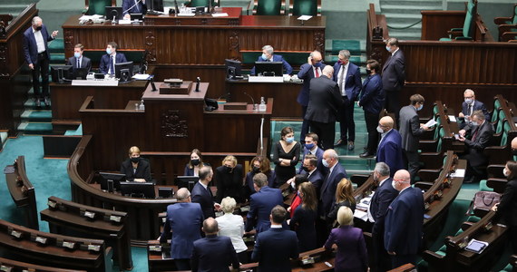 ​Posiedzenie Sejmu, na którym posłowie mieli zająć się ustawami dot. walki z Covid-19, zostało odroczone. Prawo i Sprawiedliwość przegrało głosowanie nad wnioskiem opozycji o przełożenie posiedzenia na jutro - wielu posłów klubu rządzącej koalicji było bowiem nieobecnych. Ryszard Terlecki mówi o "obstrukcji", opozycja z kolei zarzuca rządowi działanie na ostatnią chwilę: posłowie wskazują, że projekty ustaw, którymi mieli zająć się dzisiaj, dostali zaledwie wczoraj wieczorem.