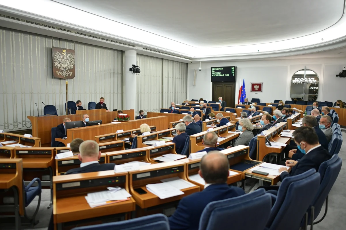 Nie będzie przyspieszonego posiedzenia Senatu ws. ustawy dot. przeciwdziałania sytuacjom kryzysowym w pandemii koronawirusa - dowiedział się dziennikarz RMF FM Patryk Michalski. Oznacza to, że senatorowie zagłosują nad projektem najwcześniej za tydzień. Na razie jednak emocje wzbudza sytuacja w Sejmie, który po przegranym przez PiS głosowaniu wróci do obrad - a więc i prac nad ustawą - dopiero jutro.