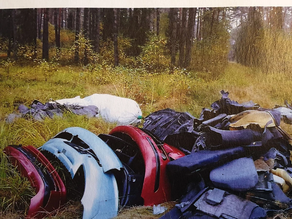 Las pełen samochodowych części. Takiego odkrycia dokonali leśnicy w lasach niedaleko Lublińca. Tych, którzy podrzucili tam odpady, szuka teraz policja.