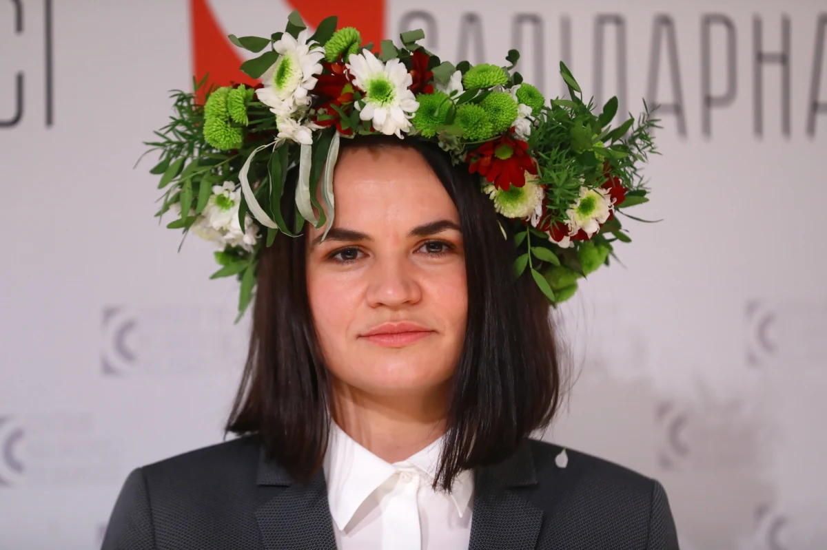 Liderka białoruskiej opozycji Swiatłana Cichanouska podczas wizyty w Warszawie spotkała się m.in. z premierem Mateuszem Morawieckim, szefem gabinetu prezydenta Krzysztofem Szczerskim i prezydentem Warszawy Rafałem Trzaskowskim. Podczas spotkania w Domu Białoruskim dziękowała za zaangażowanie polskiego rządu w organizację programów pomocowych dla Białorusinów i wspieranie społeczeństwa obywatelskiego w jej kraju.